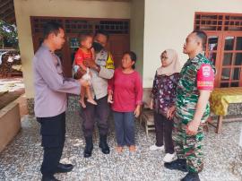 POLSEK KEMBALI BERIKAN PMT CEGAH STUNTING DI PUTAT